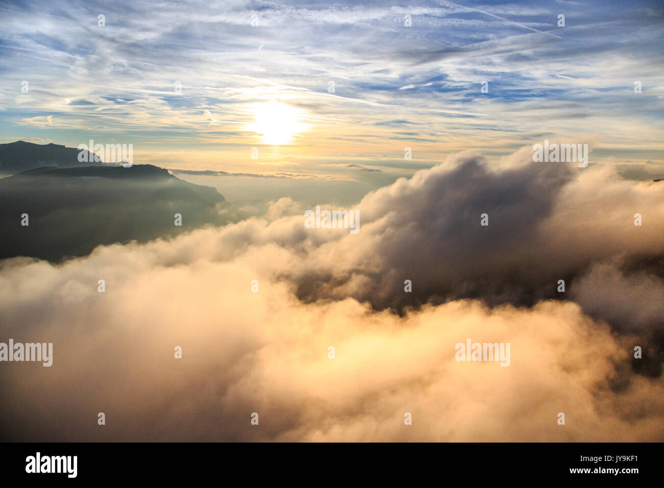 Vue aérienne de la montagne de Odle entouré par les nuages. Dolomites Val Funes Trentin-Haut-Adige Italie Tyrol du Sud Europe Banque D'Images