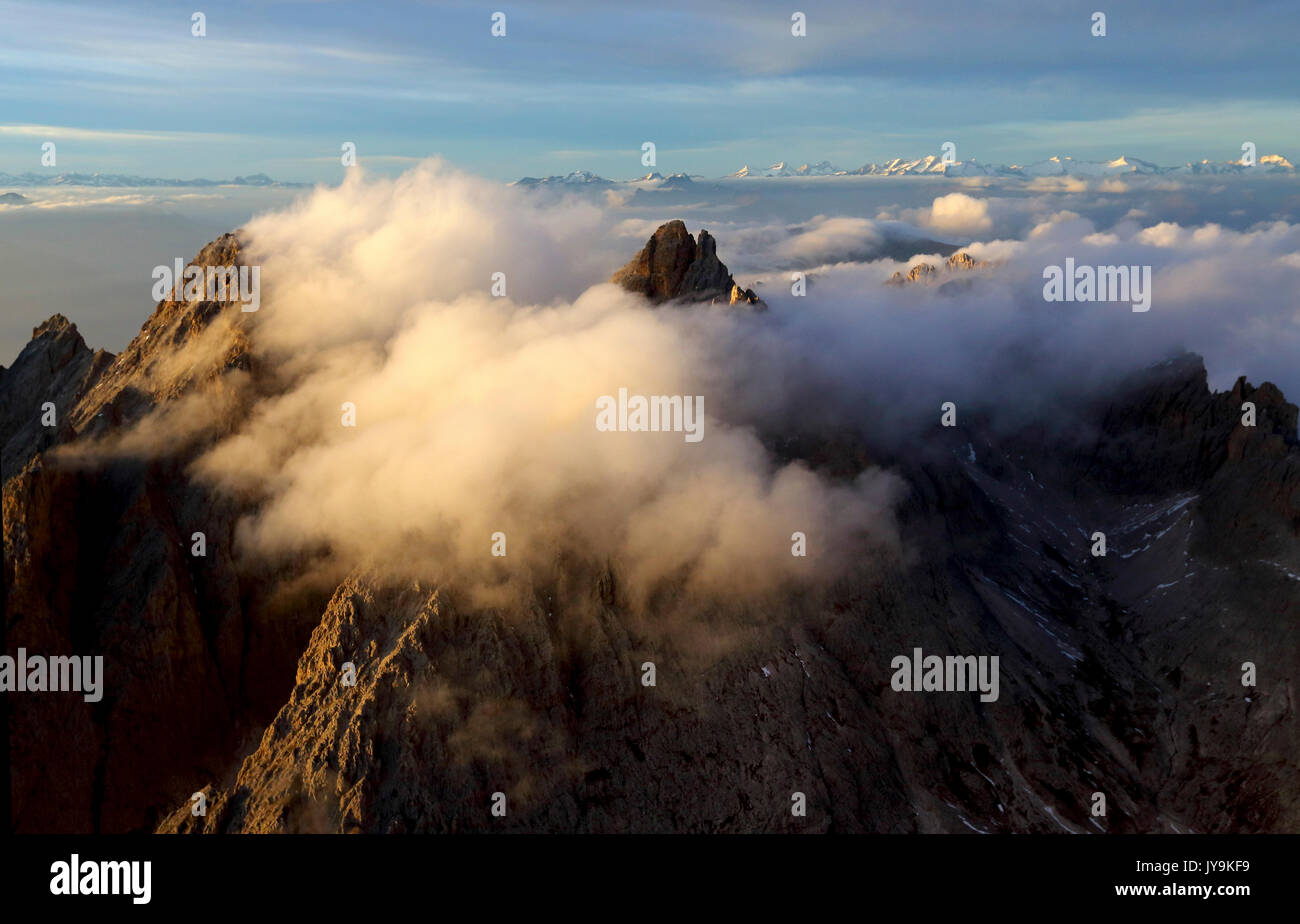 Vue aérienne de la montagne de Odle entouré par les nuages. Dolomites Val Funes Trentin-Haut-Adige Italie Tyrol du Sud Europe Banque D'Images