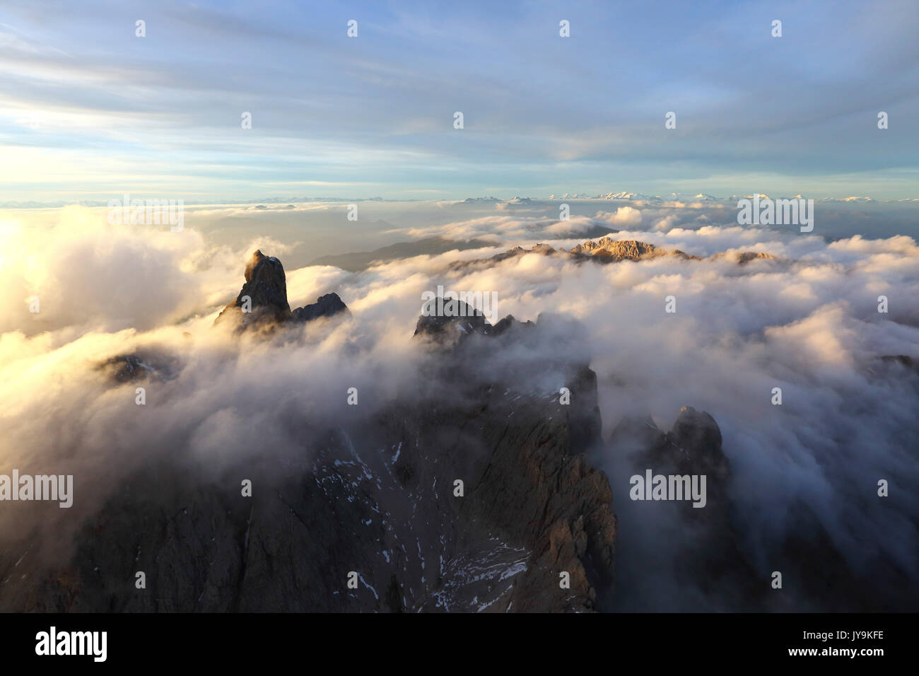 Vue aérienne de la montagne de Odle entouré par les nuages. Dolomites Val Funes Trentin-Haut-Adige Italie Tyrol du Sud Europe Banque D'Images
