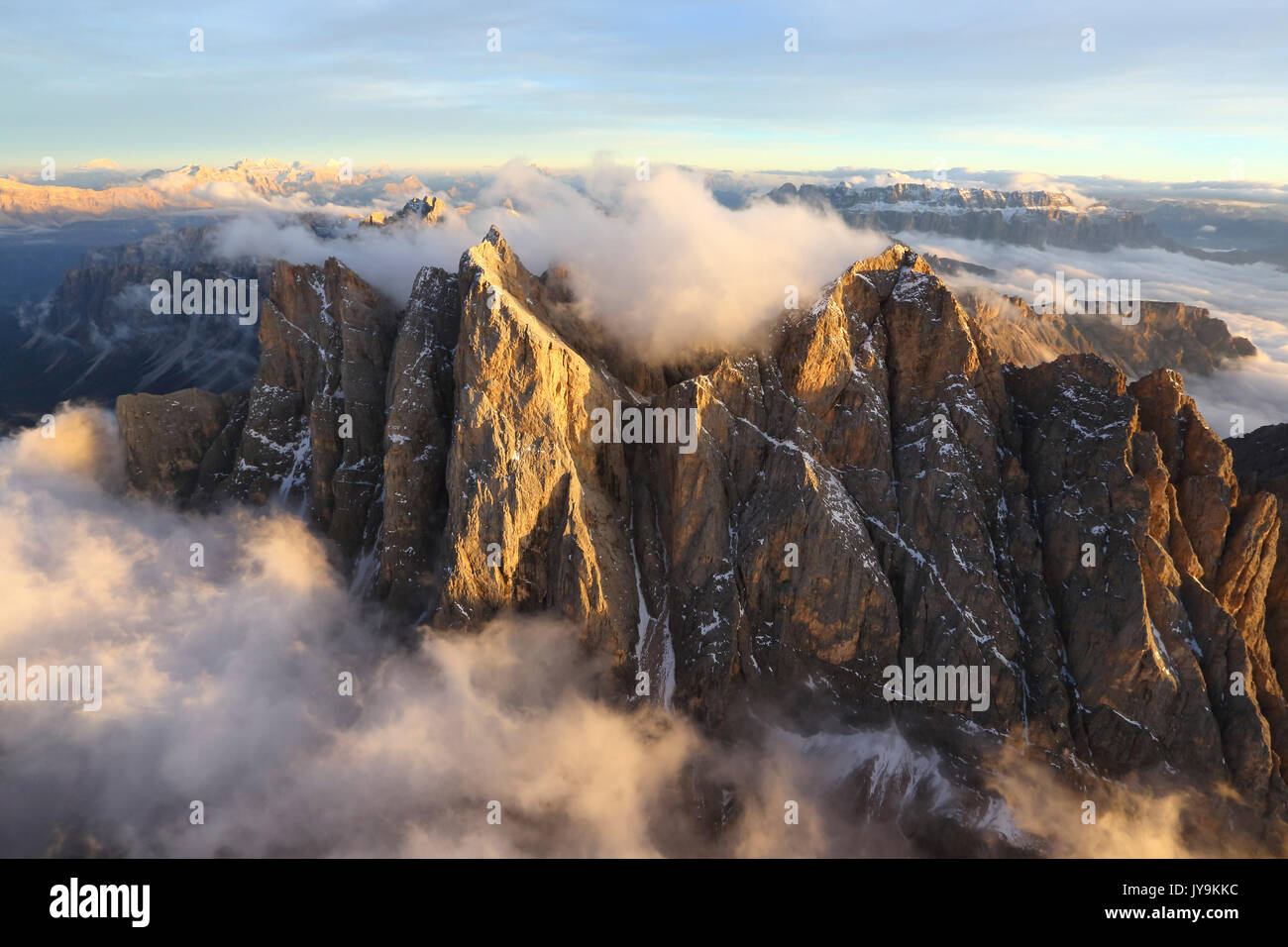 Vue aérienne de la montagne de Odle entouré par les nuages. Dolomites Val Funes Trentin-Haut-Adige Italie Tyrol du Sud Europe Banque D'Images