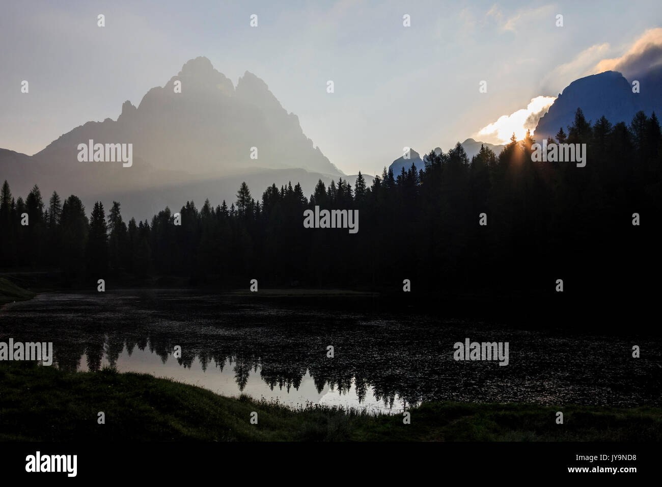 Les Trois Cimes de Lavaredo se reflètent dans le lac Antorno au lever du soleil. Veneto Dolomites de Sesto Italie Europe Banque D'Images