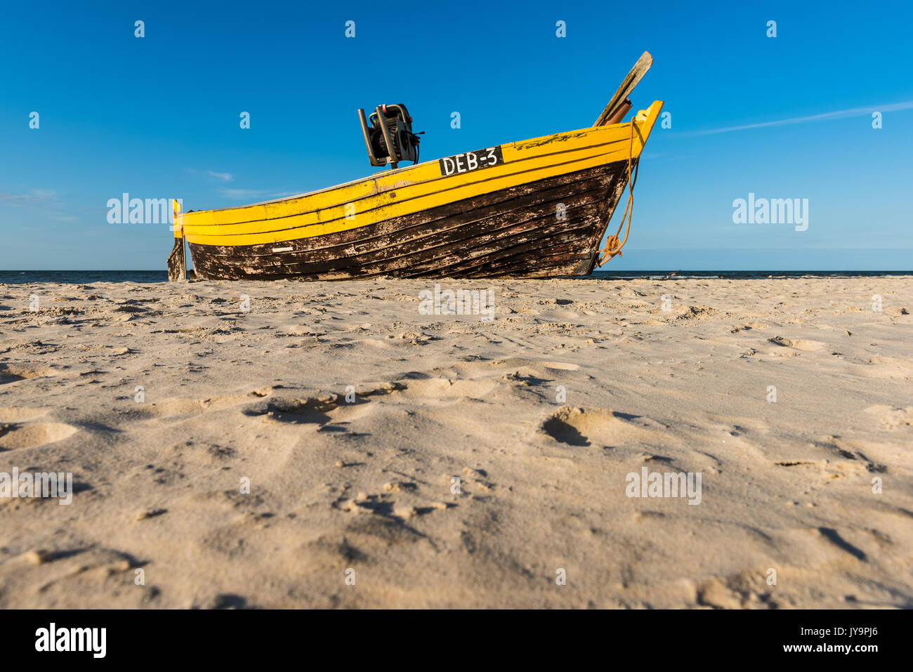 DEBKI, POLOGNE, LE 15 AOÛT 2017 : bateau de pêche traditionnel sur la plage de sable de Debki village, mer Baltique, la Pologne. Banque D'Images