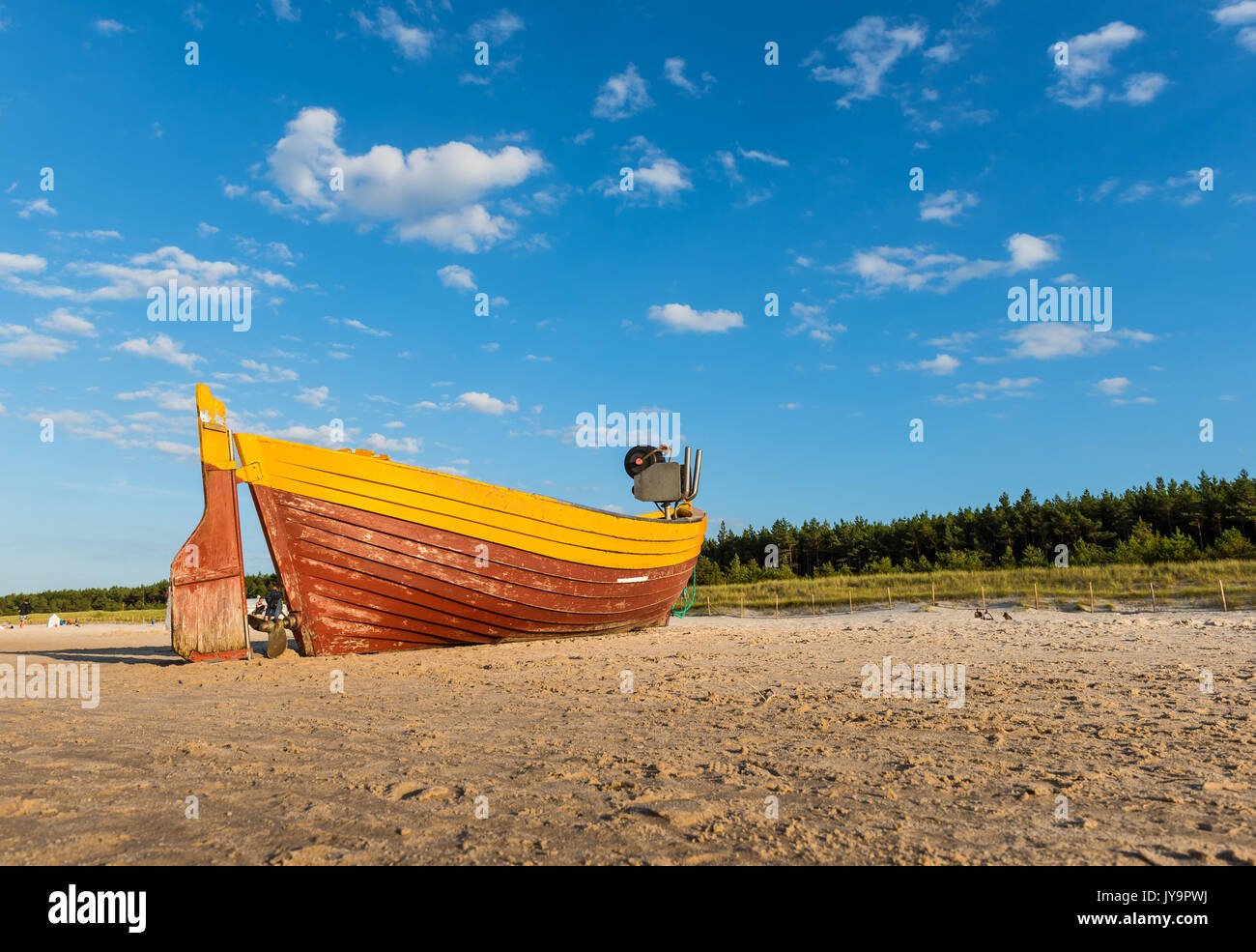 DEBKI, POLOGNE, LE 15 AOÛT 2017 : bateau de pêche traditionnel sur la plage de sable de Debki village, mer Baltique, la Pologne. Banque D'Images