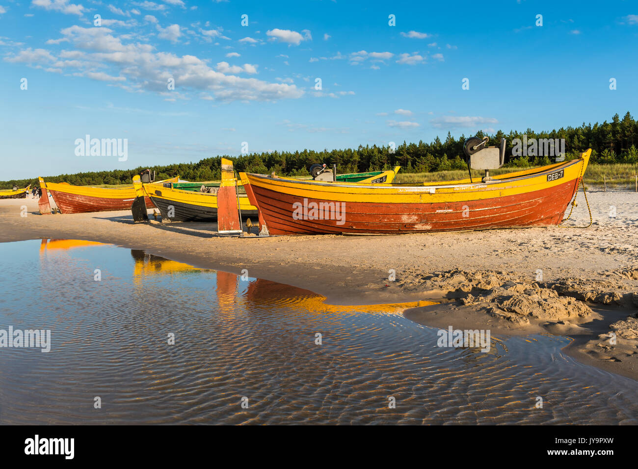 DEBKI, POLOGNE, LE 15 AOÛT 2017 : bateaux de pêche colorés sur la plage de sable de Debki village, mer Baltique, la Pologne. Banque D'Images
