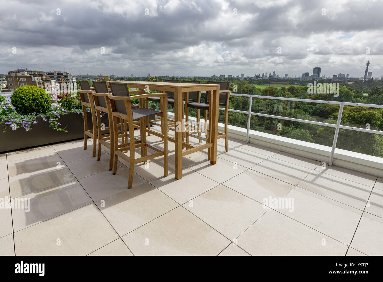 Élégant toit-terrasse avec vue sur le Regent's Park au centre de Londres Banque D'Images