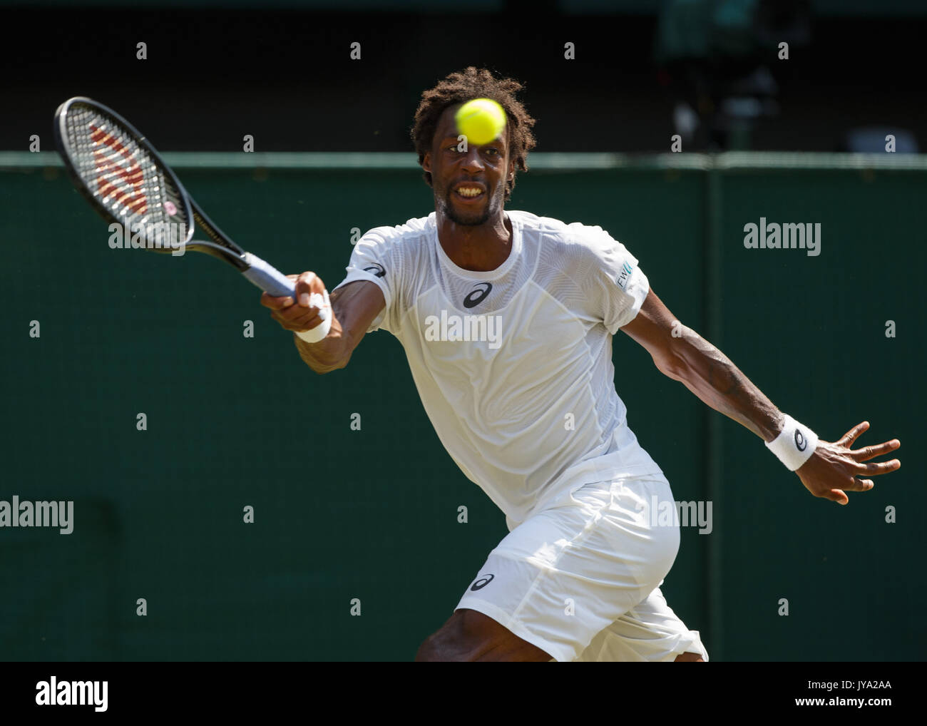 Gaël Monfils en action à Wimbledon Banque D'Images