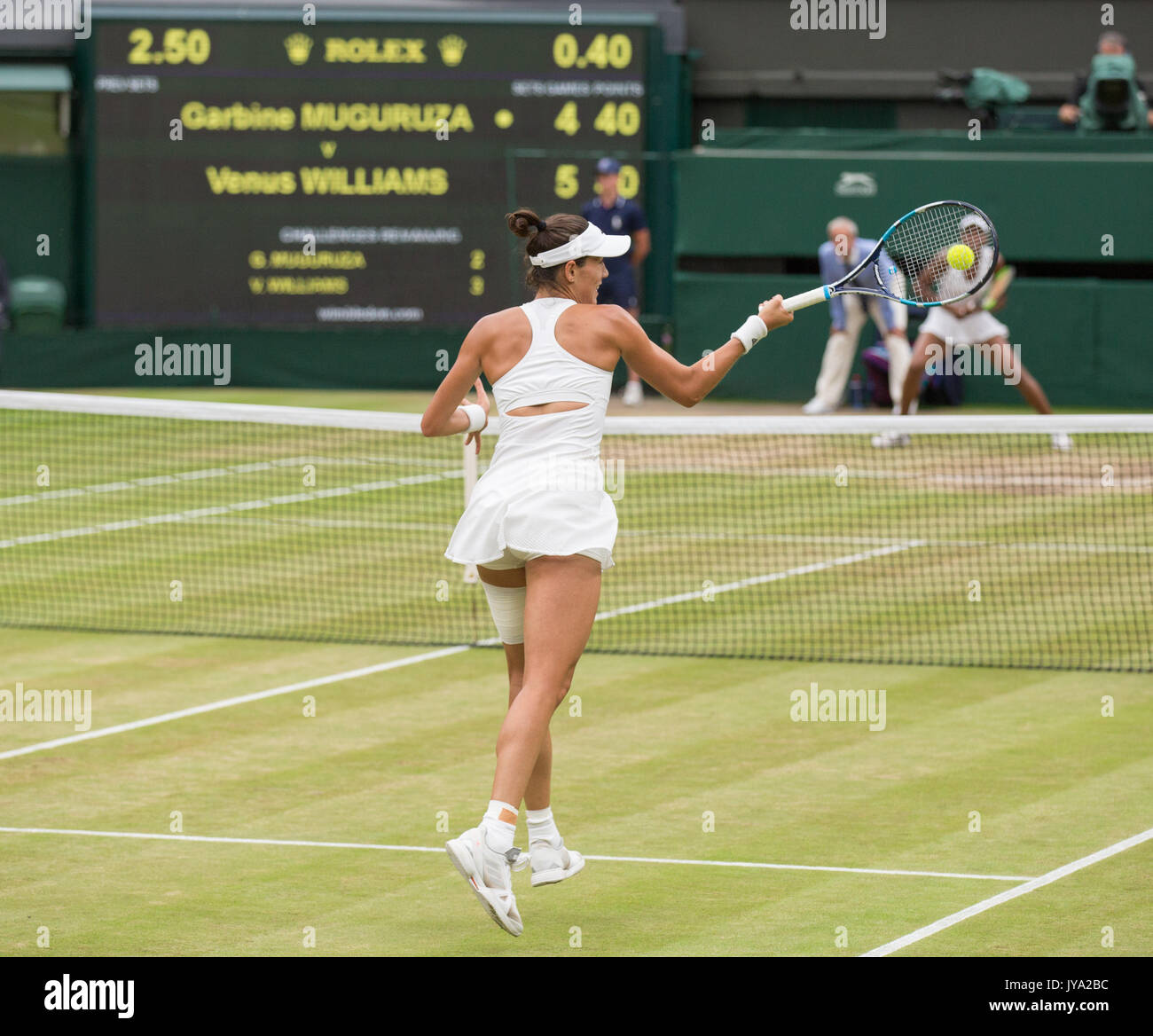 Garbine Muguruza jouant contre Magdalena Rybarikova à Wimbledon Banque D'Images