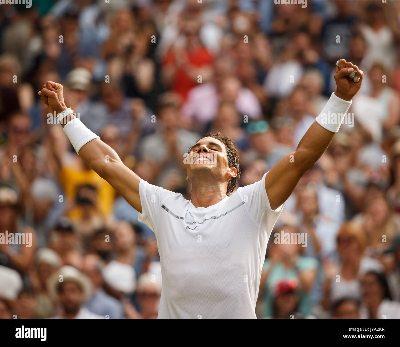 Rafael Nadal s'étire les bras et des acclamations après sa victoire à Wimbledon Tennis Championships 2017, Londres, Angleterre, Royaume-Uni. Banque D'Images