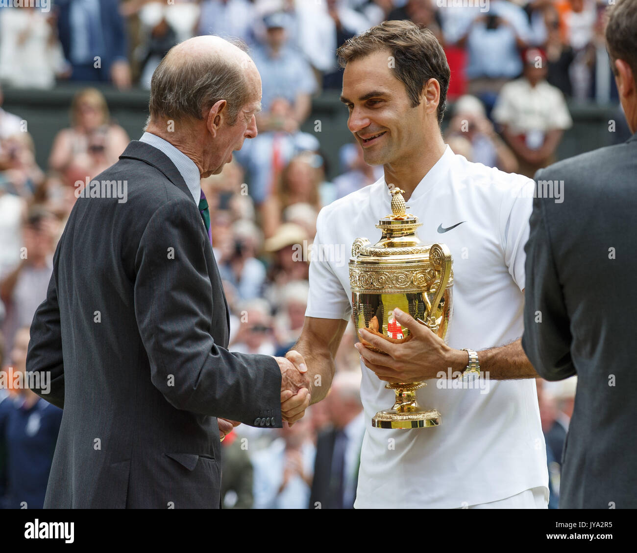 Roger Federer holding trophy après avoir remporté le match final du tournoi et de poignées de main avec le duc de Kent de tennis de Wimbledon 2017, Londres Banque D'Images