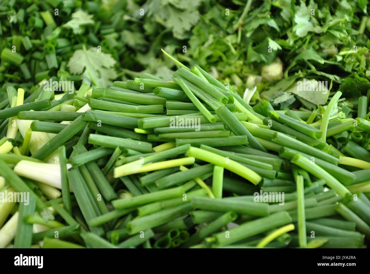 Oignons verts coupés en dés sont utilisés dans les soupes, nouilles et plats de fruits de mer, ainsi que des sandwiches, currys ou dans le cadre d'un sauté. Banque D'Images