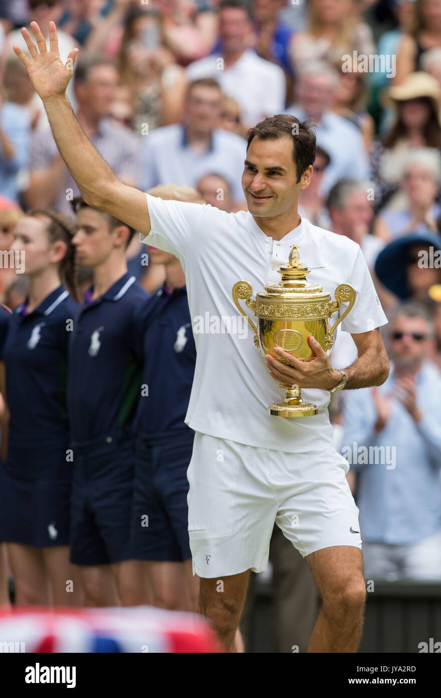 Roger Federer montrant trophée pour les spectateurs dans les tribunes à Wimbledon Banque D'Images