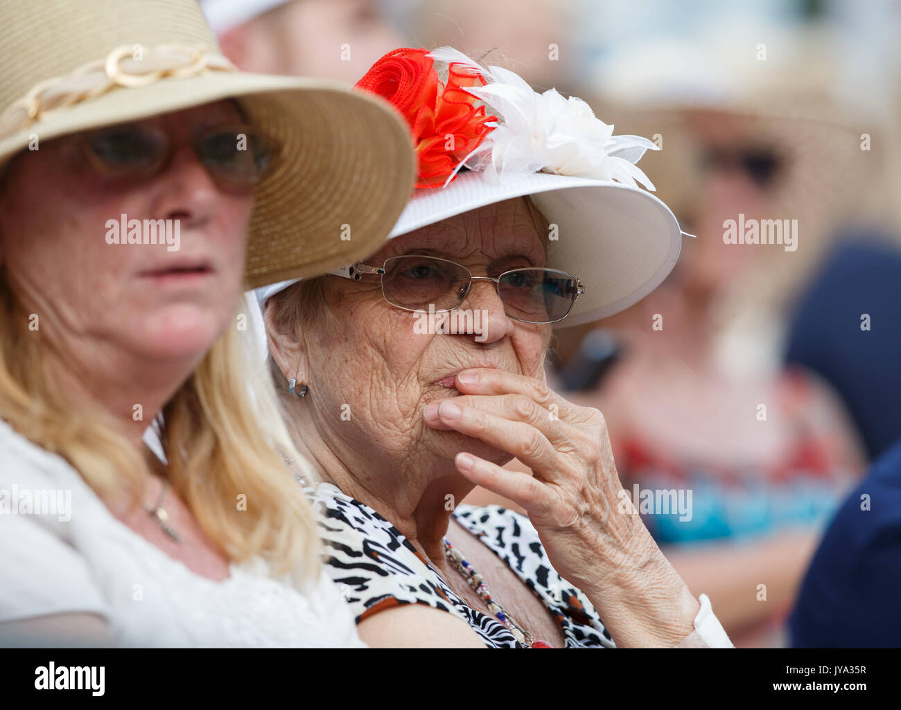 Senior female spectateurs regarder match de tennis à Wimbledon 2017,Paris, France, Royaume-Uni. Banque D'Images