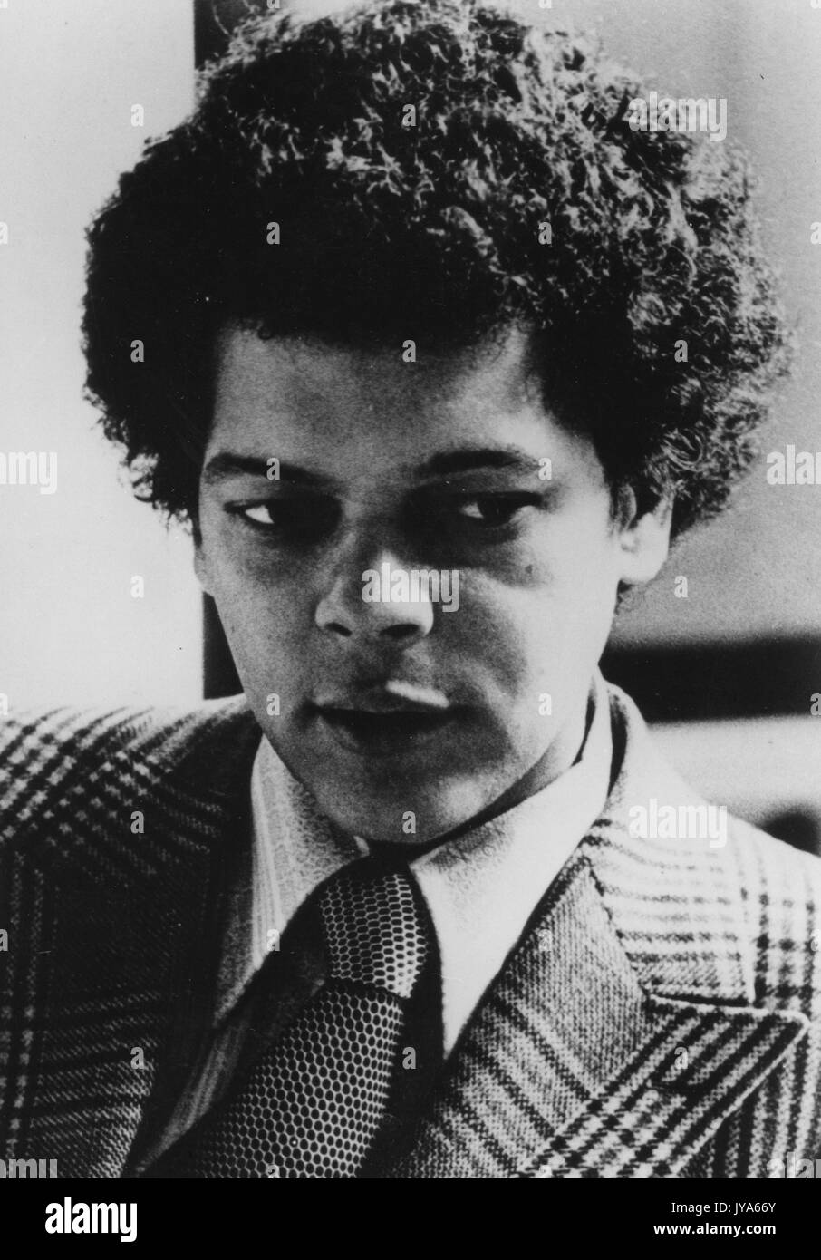 Photo de Julian Bond, portant un costume à motifs et une cravate avec une chemise à motifs légers, avec une expression faciale sérieuse. 1975. Banque D'Images