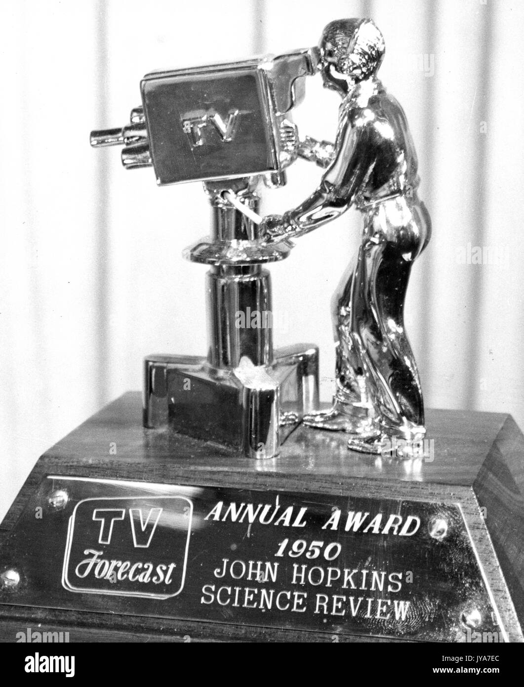 Prévisions tv trophée avec une statue d'un homme vidéo au sommet d'une base de bois, le socle en bois a une plaque qui a gravé "prix annuel 1950 John Hopkins Science Review, 1950. Banque D'Images