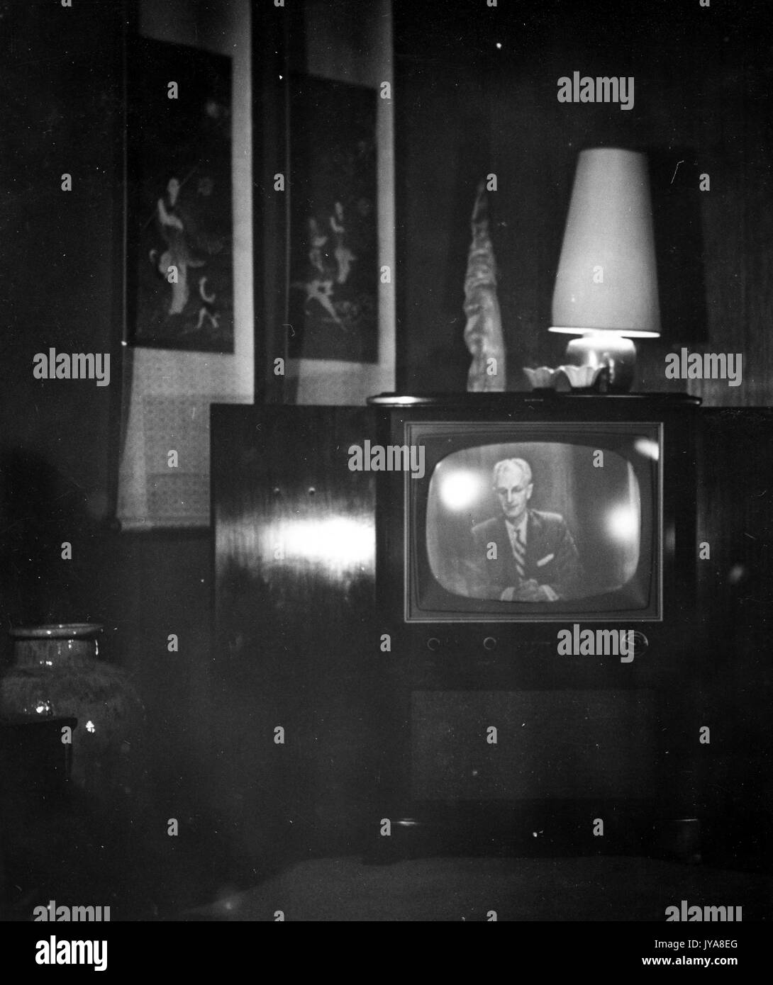 L'examen scientifique de l'université Johns Hopkins de télévision, animateur de télévision américaine Lynn Poole, joué sur un téléviseur dans San Francisco, février, 1952. Banque D'Images