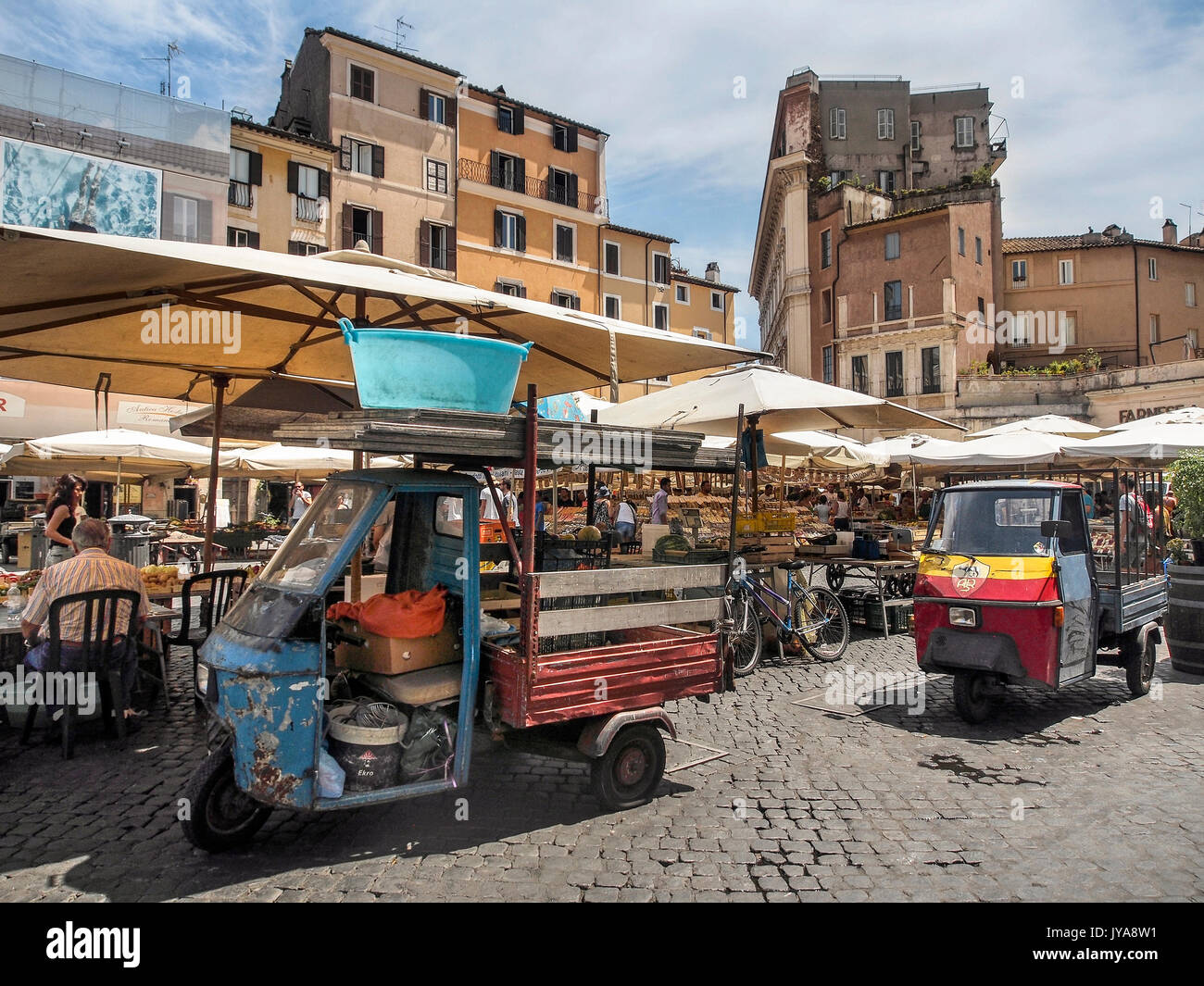 ROME, ITALIE - 01 AOÛT 2015 : vue générale du marché Mercato Campo de' Fiori avec les véhicules de livraison Tuk Tuk Banque D'Images