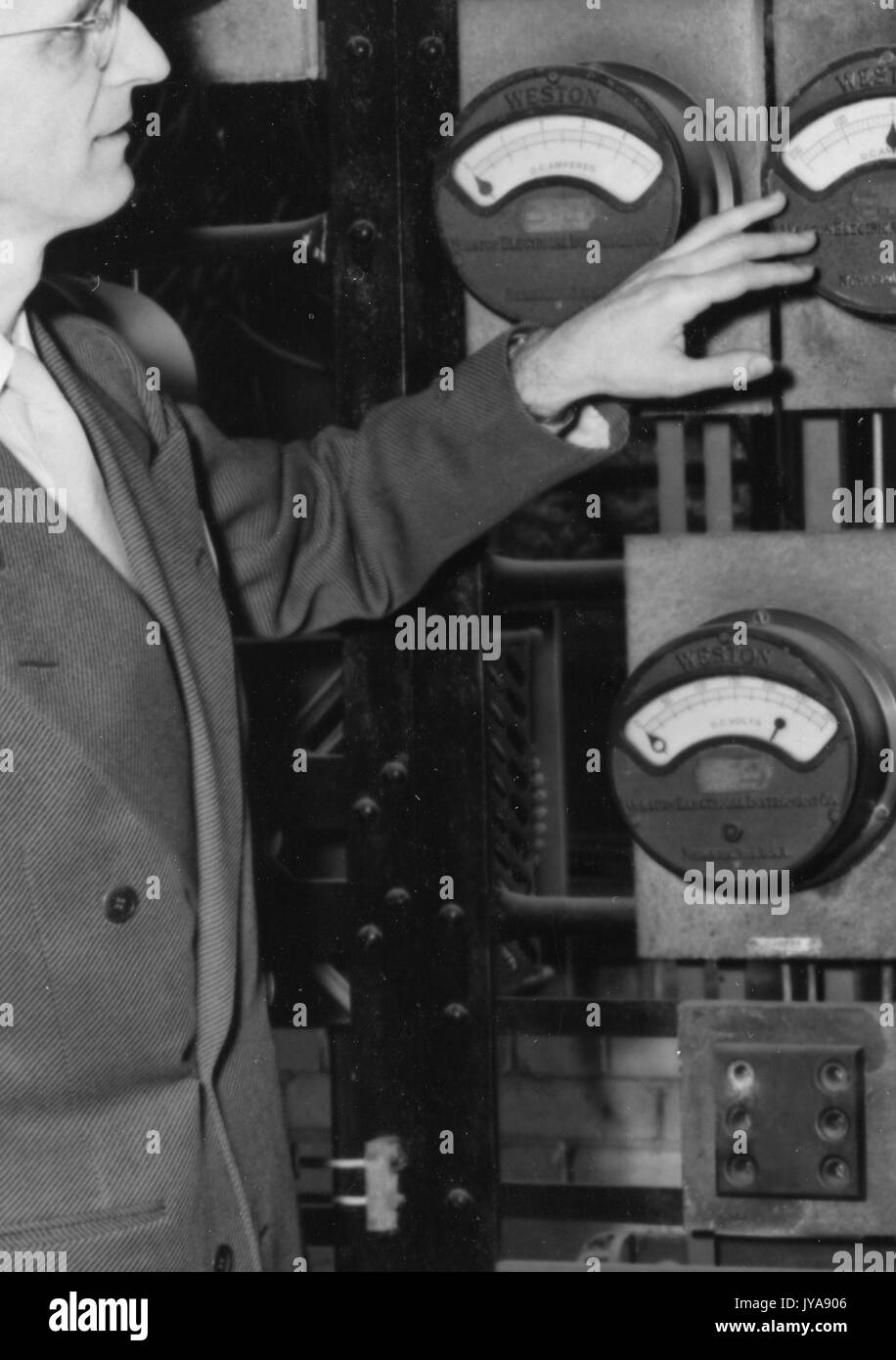 Animateur de télévision américain Lynn Poole sur l'ensemble de l'examen scientifique de l'université Johns Hopkins à la télévision lors d'une jauge analogique, 1951. Banque D'Images
