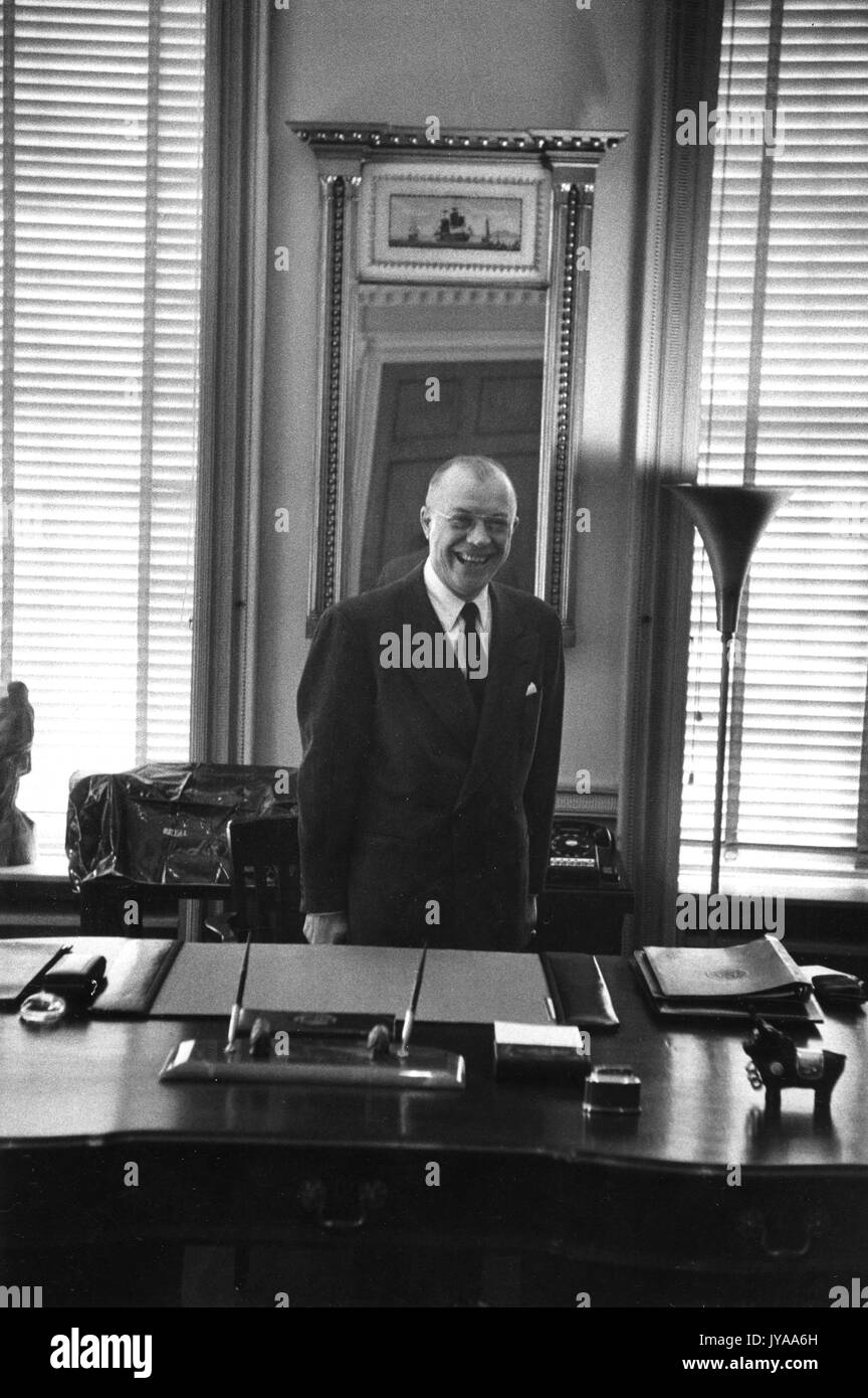 Milton stover Eisenhower, président de l'université Johns Hopkins, dans son bureau, 1957. Banque D'Images