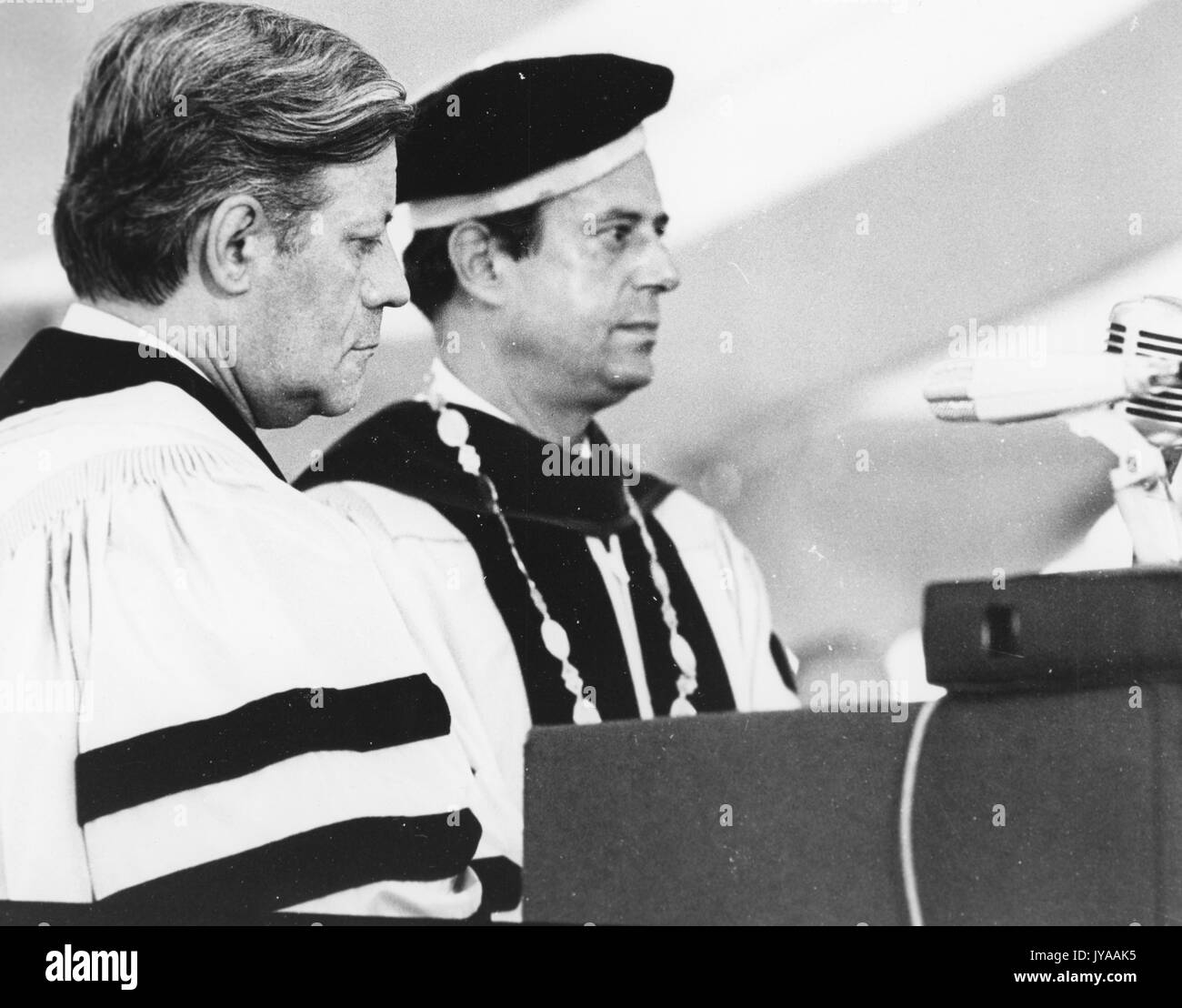 Helmut Schmidt, chancelier de la République fédérale d'Allemagne, qui a accepté une invitation à prendre la parole à la convocation bicentenaire, et Steven Muller, président de l'Université Johns Hopkins, tous deux debout sur le podium à la convocation bicentenaire qui s'est tenue au campus Homewood de l'Université Johns Hopkins, le 16 juillet 1976. Banque D'Images