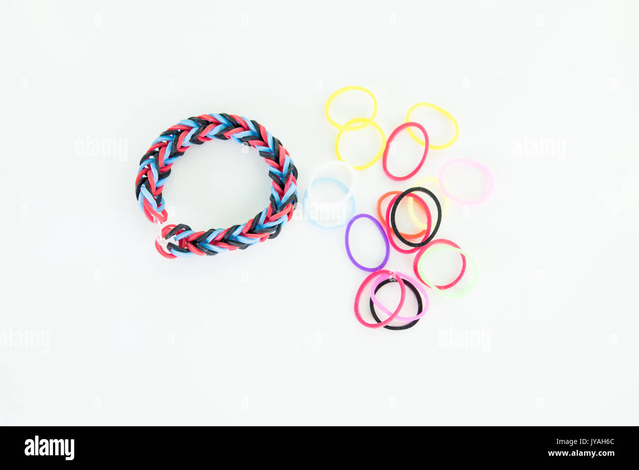 Belles bandes en caoutchouc pour le tissage. Rainbow loom bandes en caoutchouc coloré pour le tissage accessoires sur un fond blanc Banque D'Images