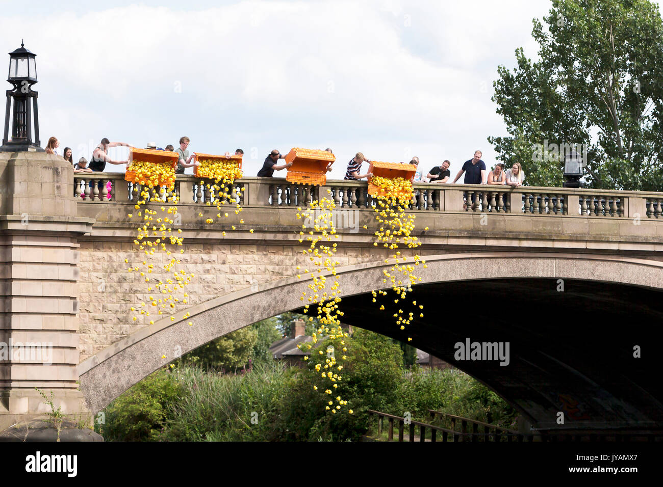 1000 canards en plastique jaune sont inclinées dans la rivière Mersey de Kingsway pont pour la course de canards Latchford 2017 Banque D'Images