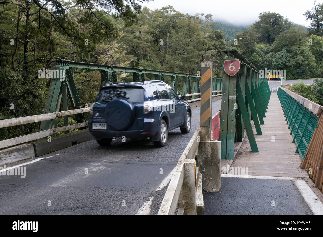 Passage du véhicule un dangereux pont à voie unique sur l'autoroute 6 à pont Pelorus, Marlborough, Nouvelle-Zélande Banque D'Images