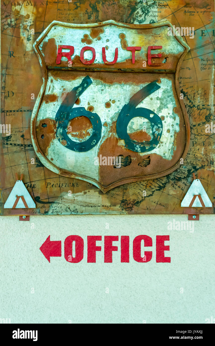 Route 66 rustique signe avec l'Office word et une flèche rouge pointant vers la gauche Banque D'Images