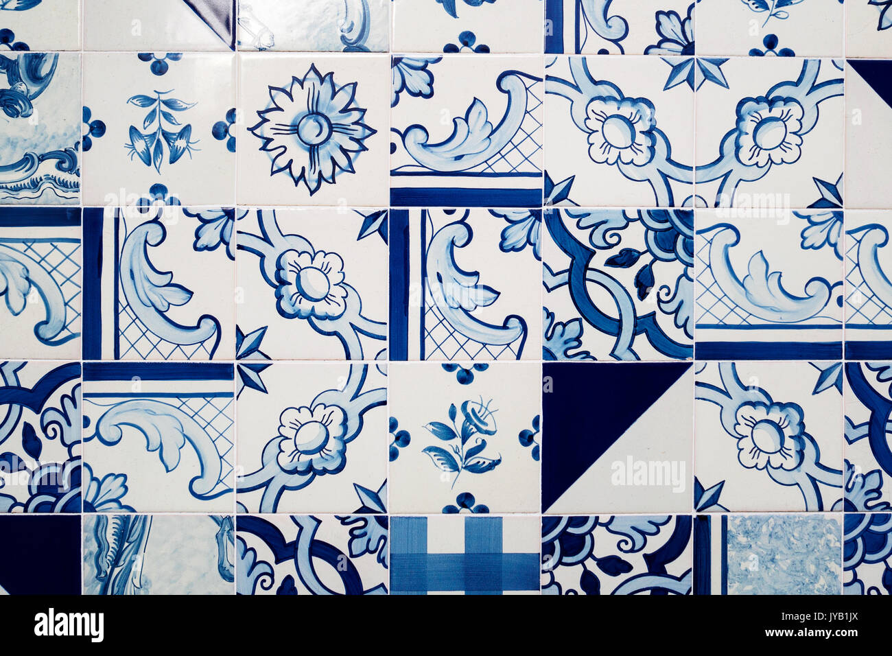 Carreaux bleu et blanc décoré avec des décors abstraits. Le format paysage. Banque D'Images