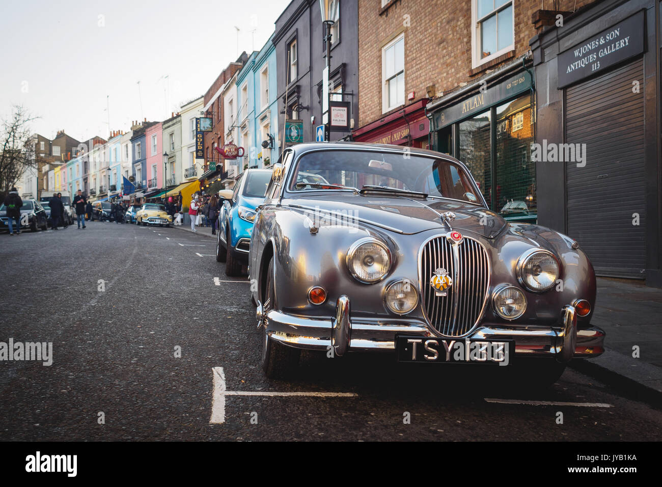 Jaguar Vintage garée dans Portobello Road à Notting Hill. Londres (Royaume-Uni), juillet 2017. Le format paysage. Banque D'Images