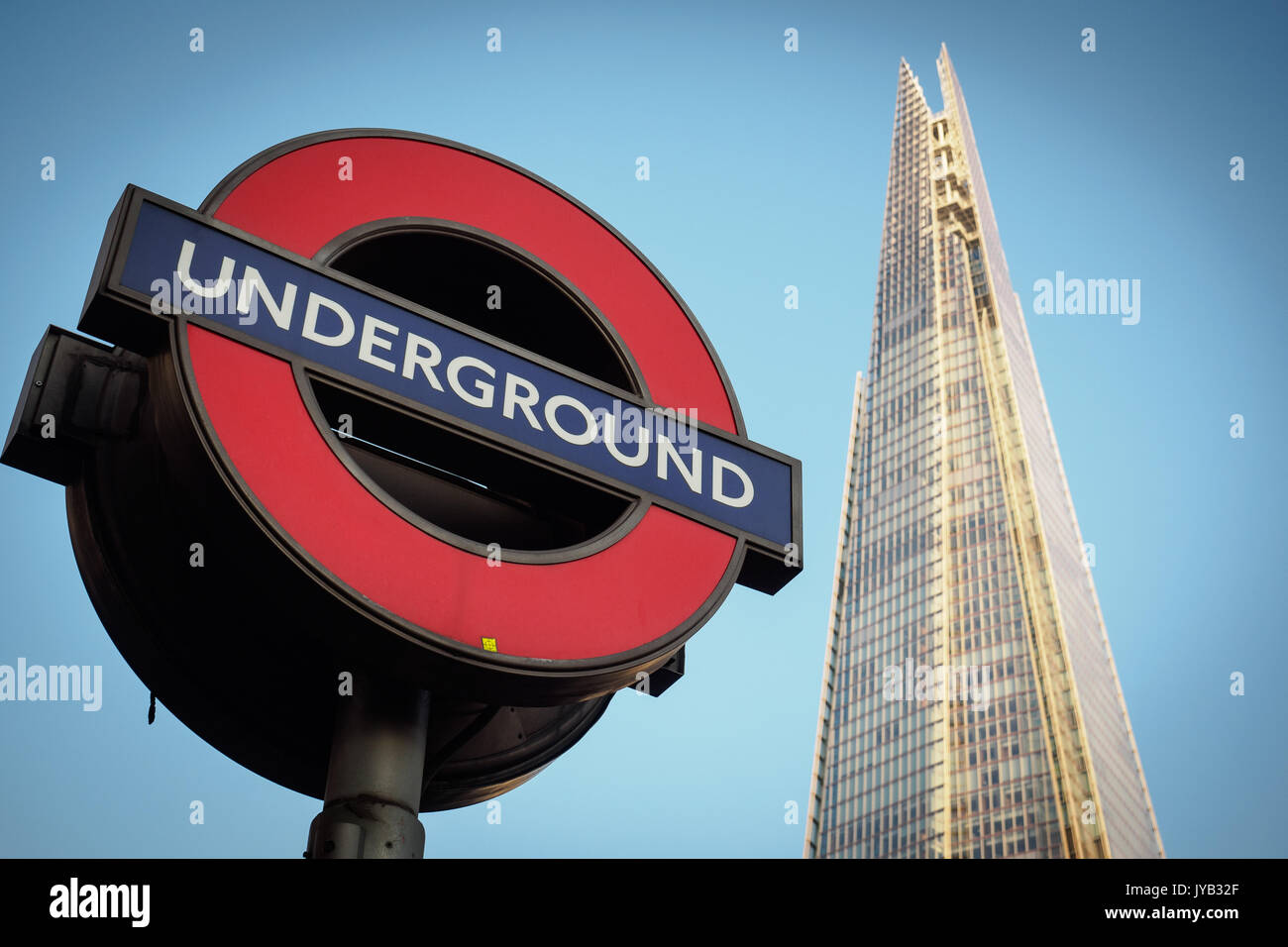 Underground signe avec l'arrière-plan sur l'écharde à proximité de la Station London Bridge. Londres (Royaume-Uni). Le format paysage. Banque D'Images