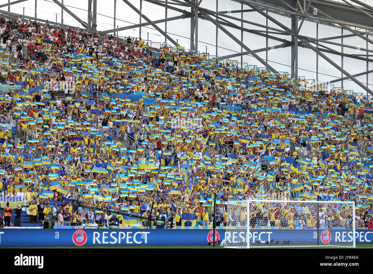 MARSEILLE, FRANCE - 21 juin 2016 : tribuns du Stade Vélodrome avec les partisans de l'Ukraine pendant l'UEFA EURO 2016 Pologne Ukraine jeu v Banque D'Images