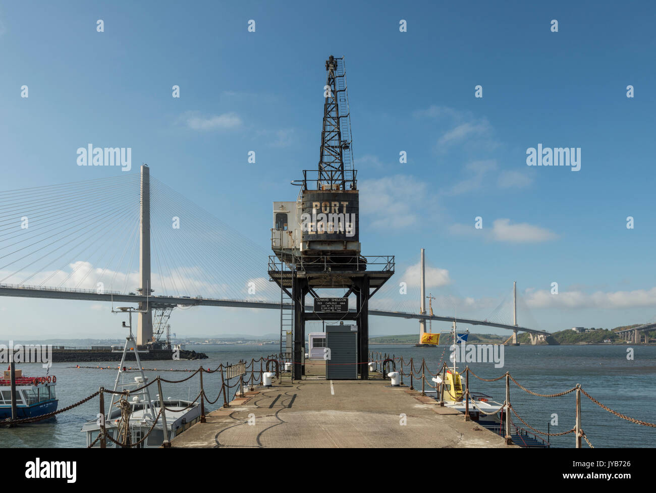 Edgar Port surplombe la nouvelle grue Queensferry crossing en voie d'achèvement, Queensferry, Ecosse, Royaume-Uni Banque D'Images