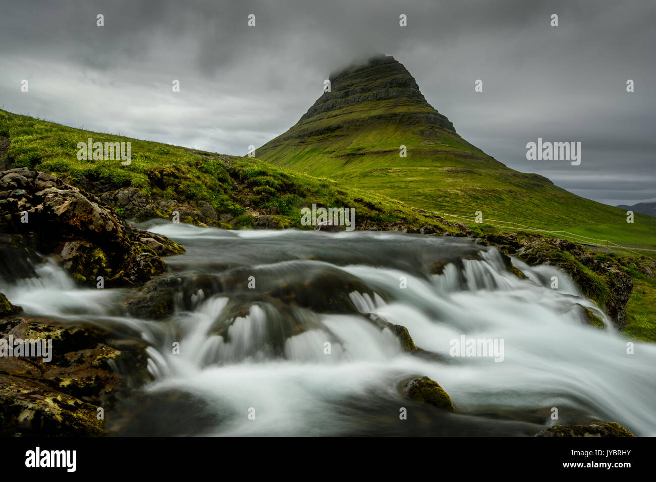 Célèbre montagne Kirkjufell et sa cascade Kirkjufellfoss. Banque D'Images