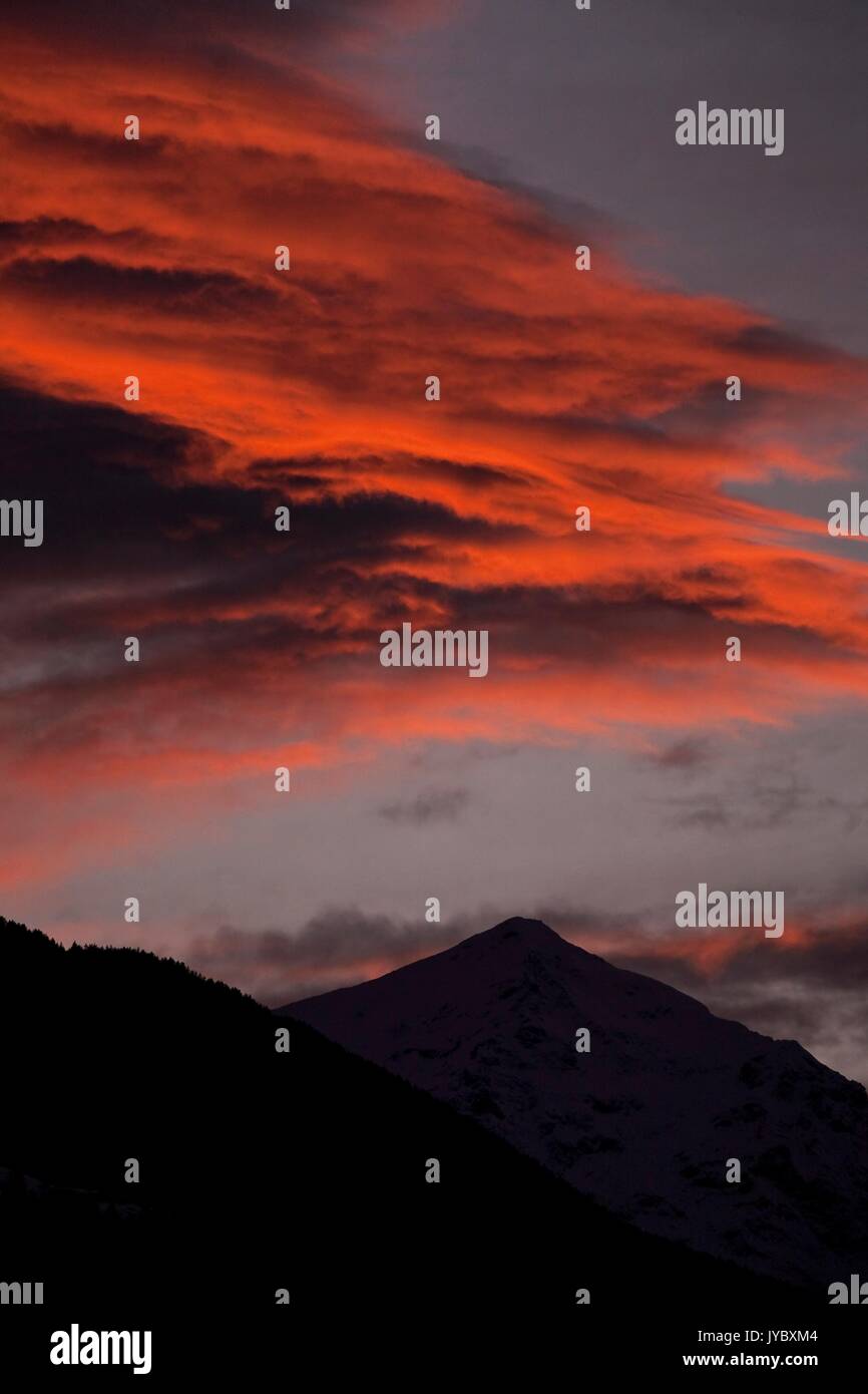 La couleur des nuages le ciel au coucher du soleil au-dessus le Mont Legnone Valteline inférieure. Morbegno. La Lombardie. Italie Europe Banque D'Images