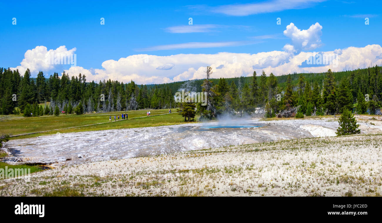 Paysage d'un bon printemps, piscine thermale avec de l'eau bleu. quelques touristes dans l'arrière-plan. Le parc de Yellowstone, États-Unis Banque D'Images