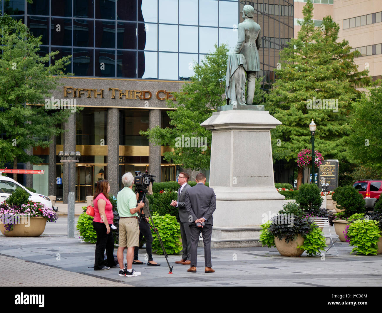 Lexington, Kentucky le maire Jim Gray fait son affaire de la dépose de la statue de Confederate Secrétaire à la Guerre John C. Breckinridge de Cheapside Park. Banque D'Images