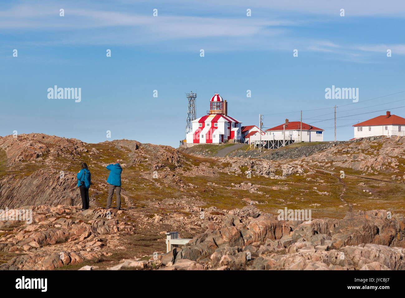 Les touristes se rendant sur le phare du cap Bonavista c'est perché au sommet d'un paysage rocheux, à Bonavista, Terre-Neuve et Labrador, Canada. Banque D'Images