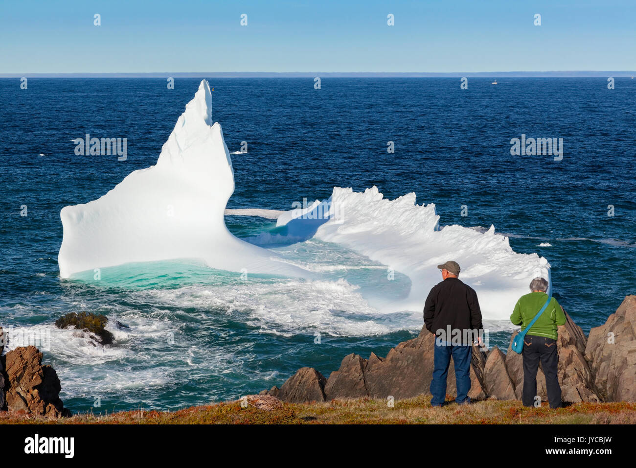 Les touristes de l'affichage d'un gros iceberg flottant dans l'océan Atlantique à Bonavista, Terre-Neuve et Labrador, Canada. Banque D'Images