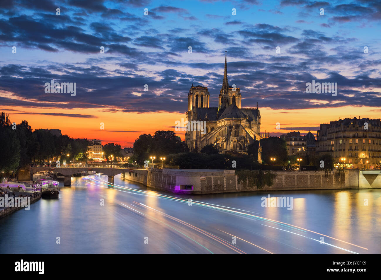 Vue de l'église de Paris notre dame au coucher du soleil Banque D'Images