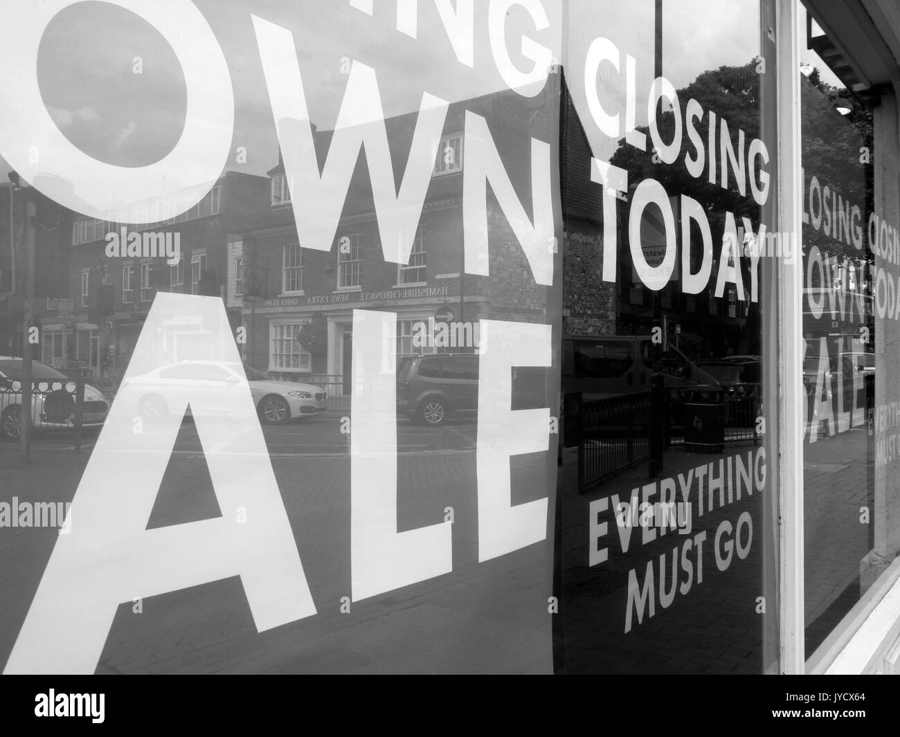 Aujourd'hui de fermeture tout doit disparaître et la vente d'affiches dans la vitrine de la vente au détail Banque D'Images