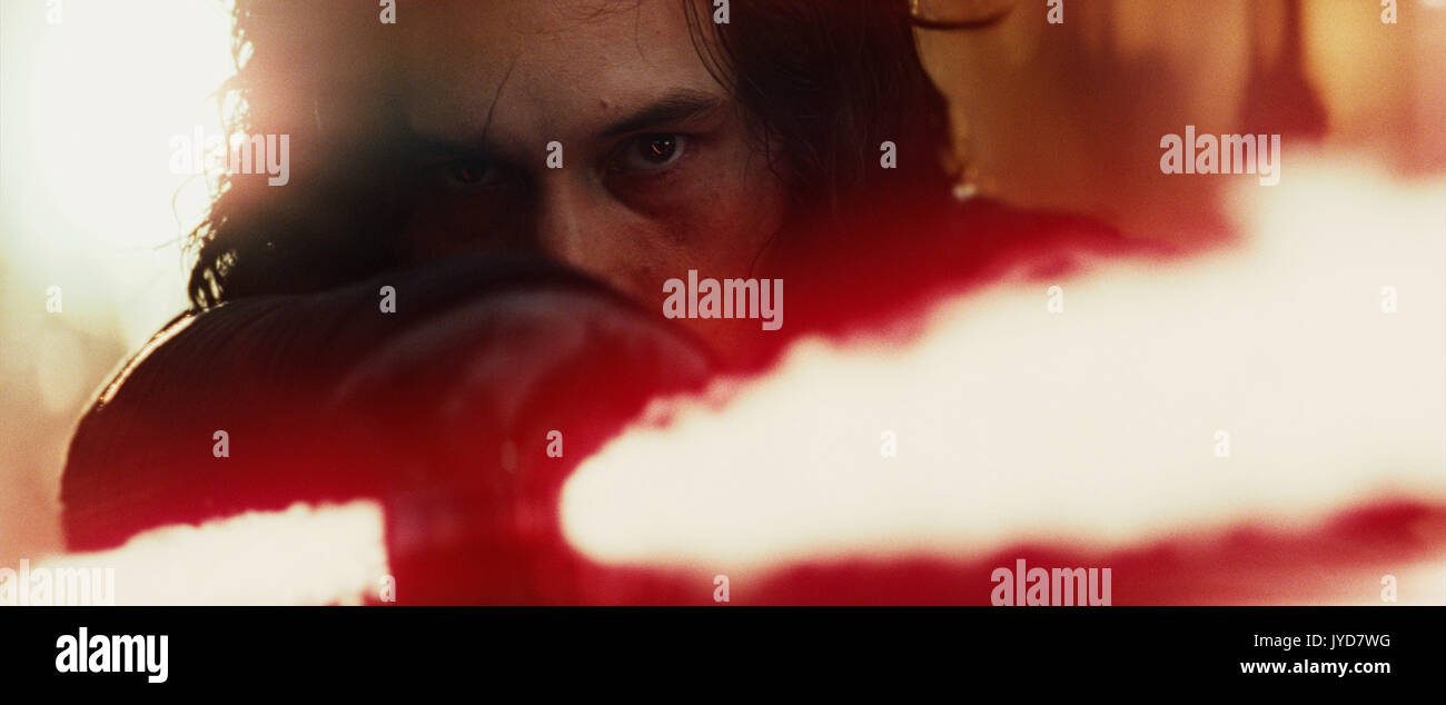 DATE DE SORTIE : Décembre 15, 2017 Title : Star Wars : Jedi Le dernier STUDIO : Lucasfilm Réalisateur : Rian Johnson Résumé : Après avoir pris ses premiers pas dans un monde plus vaste dans Star Wars : The Force s'éveille (2015), Rey continue son voyage épique avec Finn, Poe et Luke Skywalker dans le prochain chapitre de la saga. Avec : Adam Driver comme Kylo Ren. (Crédit Image : © Lucasfilm/photos) Banque D'Images