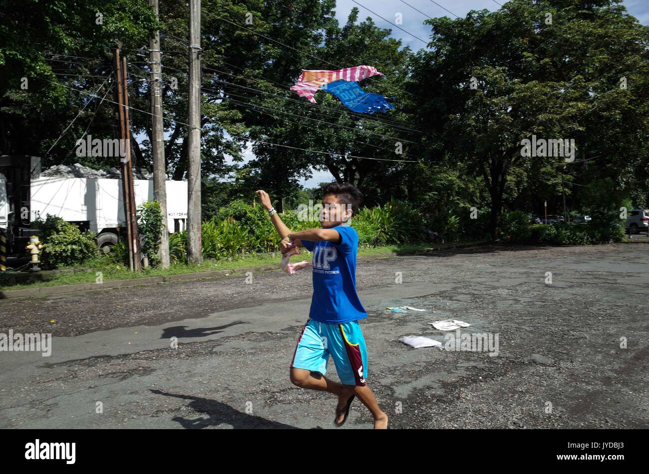 Un garçon de Mindanao qui résident dans une école de fortune à l'Université des Philippines, Centre International d'un cerf-volant vole à Quezon City le Samedi, Août 19, 2017. Dans une déclaration, la Save Our Schools Network a contesté la Commission nationale sur les peuples autochtones (NCIP) à "soutenir leurs frères les aspirations des Lumads à avoir une école plutôt que d'être un outil de lutte contre l'insurrection." Le Président Rodrigo Duterte a déjà déclaré qu'il va bombarder les écoles des peuples autochtones, les accusant de rébellion de l'enseignement aux enfants autochtones. (Photo : Richard James M. Mendoza/Pacific Press) Banque D'Images