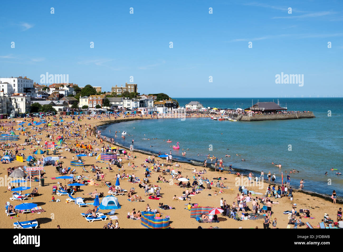 Avis de Viking bay beach sur une journée ensoleillée, Broadstairs ville balnéaire, Kent, Angleterre, Royaume-Uni Banque D'Images