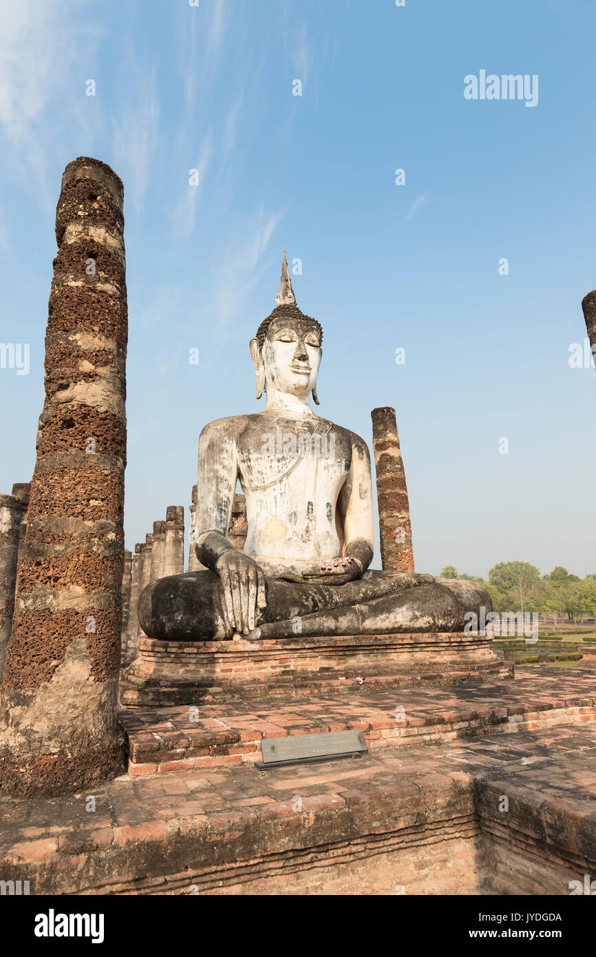 Statue de Bouddha assis au Wat Mahathat, parc historique de Sukhothai, Sukhothai, Thaïlande Banque D'Images