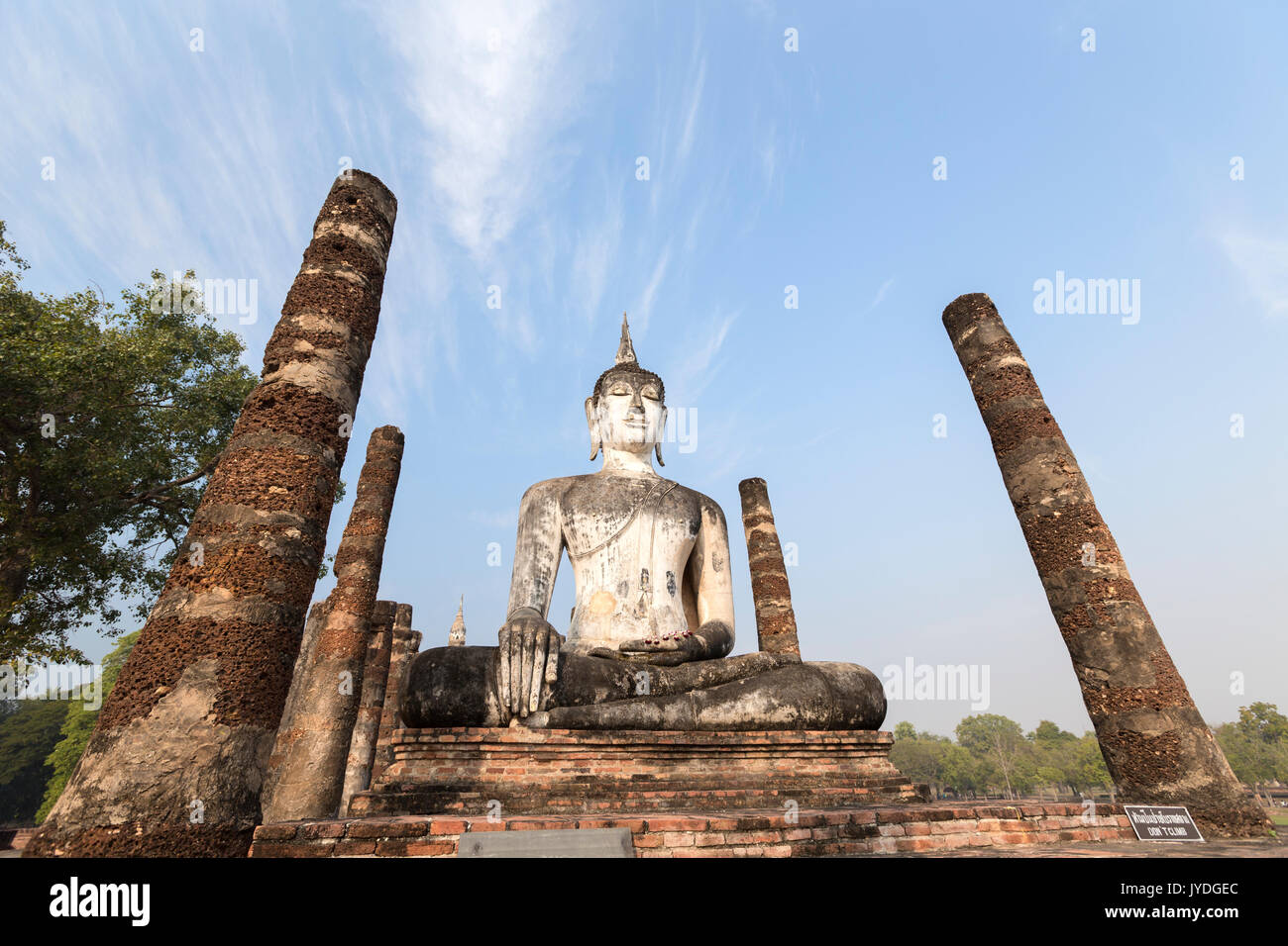 Statue de Bouddha assis au Wat Mahathat, parc historique de Sukhothai, Sukhothai, Thaïlande Banque D'Images