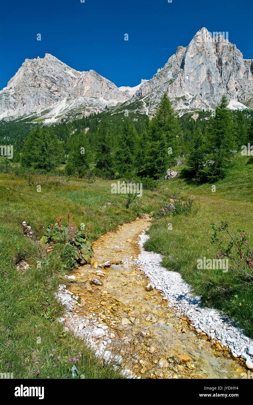 Le Lagazuoi et la Tofana di Rozes vu depuis le Col Falzarego. Le col relie le haut Agordino avec Cortina d'Ampezzo par la State Route 48 Banque D'Images