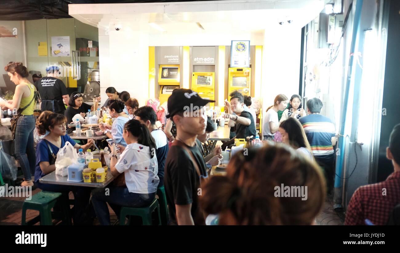 Personnes dans la salle à manger à Bangkok Thaïlande Banque D'Images