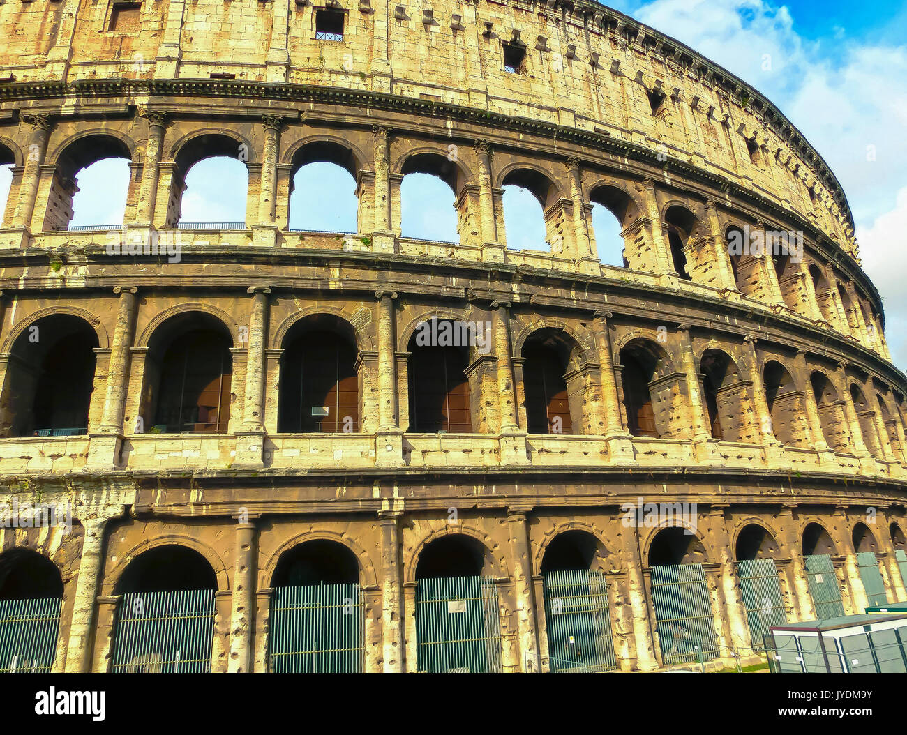 Vue sur le Colisée à Rome et soleil du matin, Italie Banque D'Images