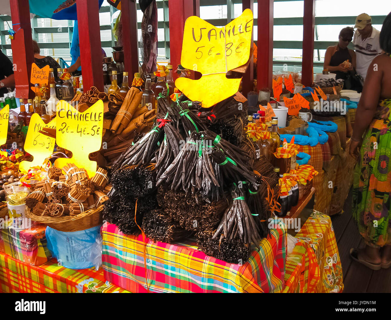 Point-a-Pitre, Guadeloupe - 09 Février 2013 : les fruits frais au marché de plein air en Guadeloupe. Banque D'Images