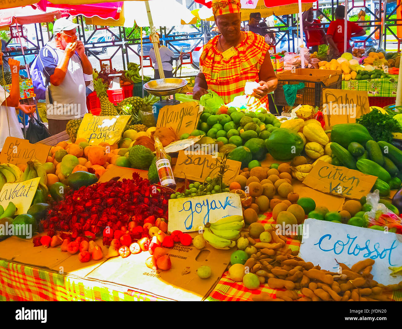 Point-a-Pitre, Guadeloupe - 09 Février 2013 : femme vend des fruits frais au marché de plein air en Guadeloupe. Banque D'Images